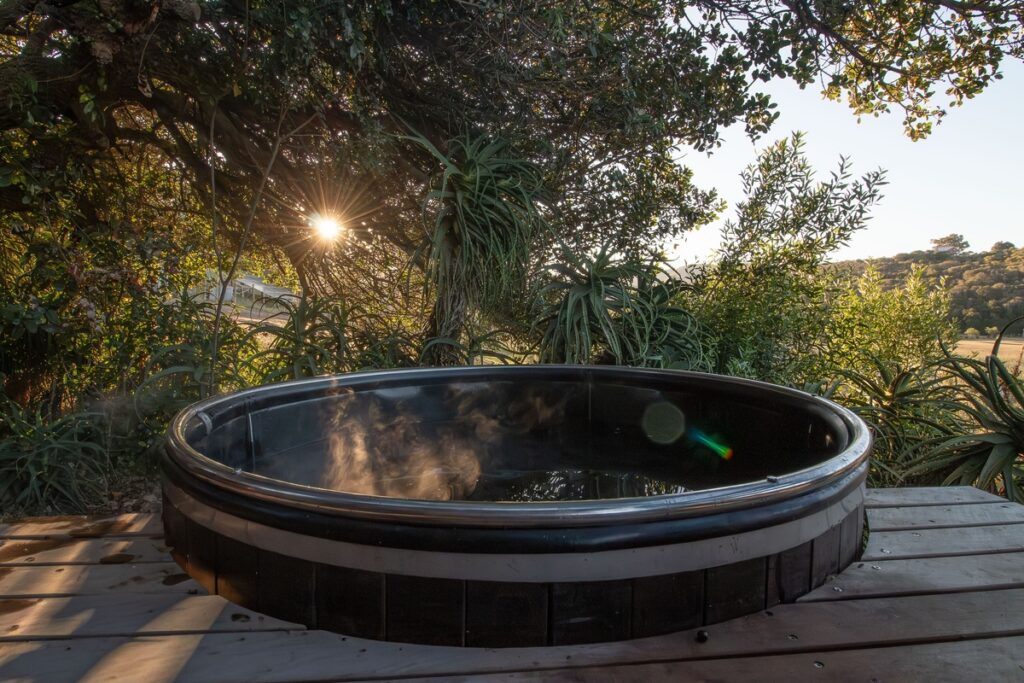 Sunbird Chalet - Wild Olive Guest Farm Hot Tub